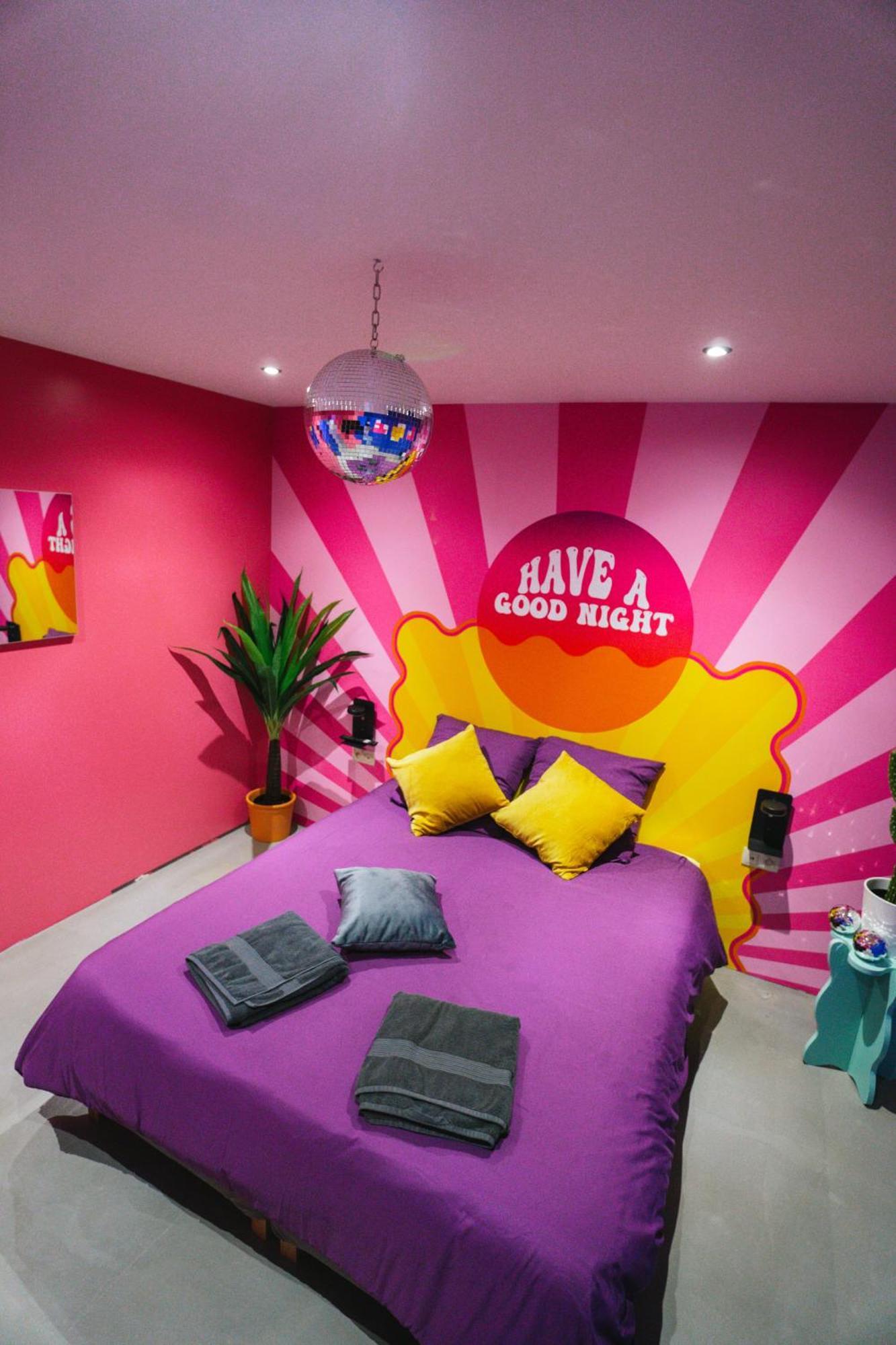 Capsule Boogie-Woogie - Jacuzzi - Sauna - Billard - Jeux - Ecran Geant - Filet Suspendu - Netflix La Louvière Eksteriør bilde