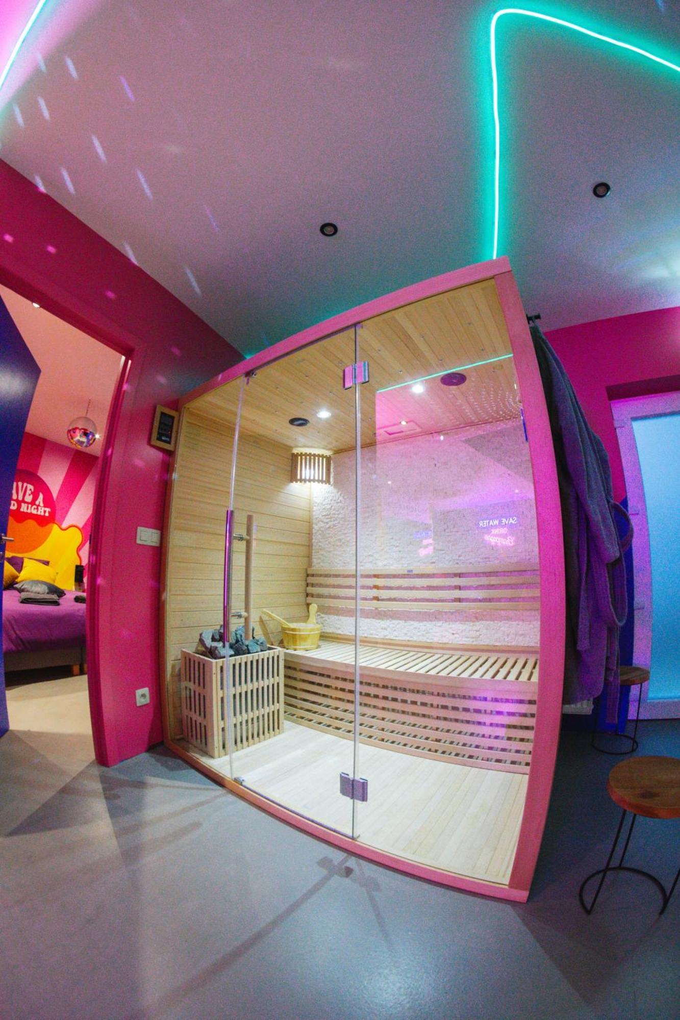 Capsule Boogie-Woogie - Jacuzzi - Sauna - Billard - Jeux - Ecran Geant - Filet Suspendu - Netflix La Louvière Eksteriør bilde