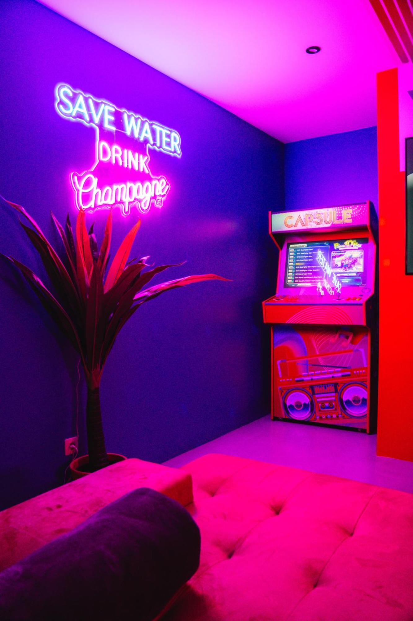 Capsule Boogie-Woogie - Jacuzzi - Sauna - Billard - Jeux - Ecran Geant - Filet Suspendu - Netflix La Louvière Eksteriør bilde