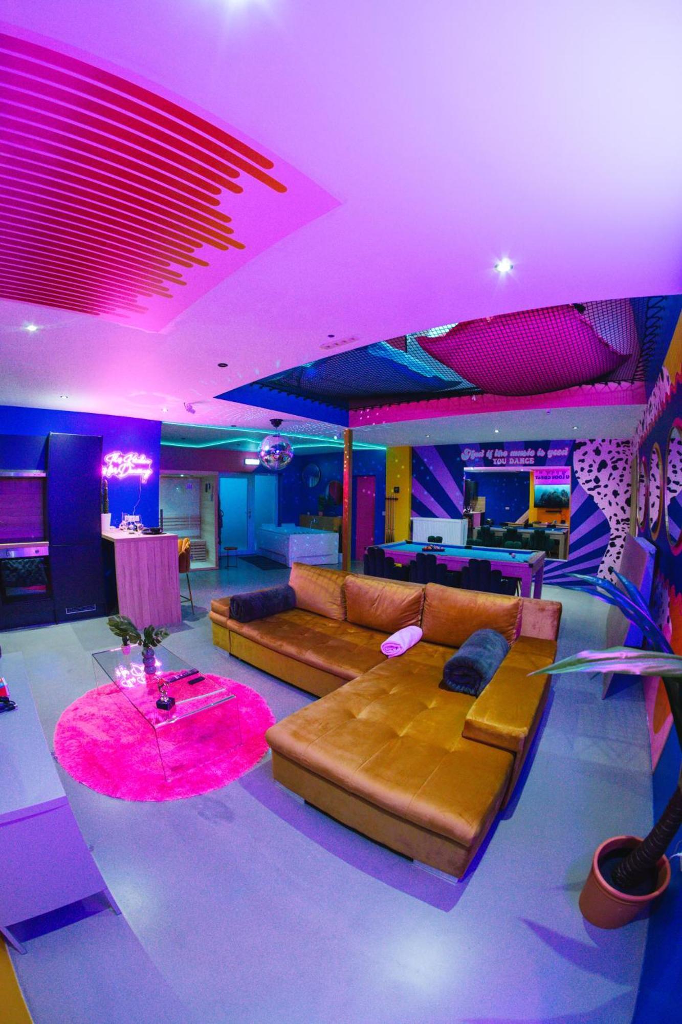 Capsule Boogie-Woogie - Jacuzzi - Sauna - Billard - Jeux - Ecran Geant - Filet Suspendu - Netflix La Louvière Eksteriør bilde