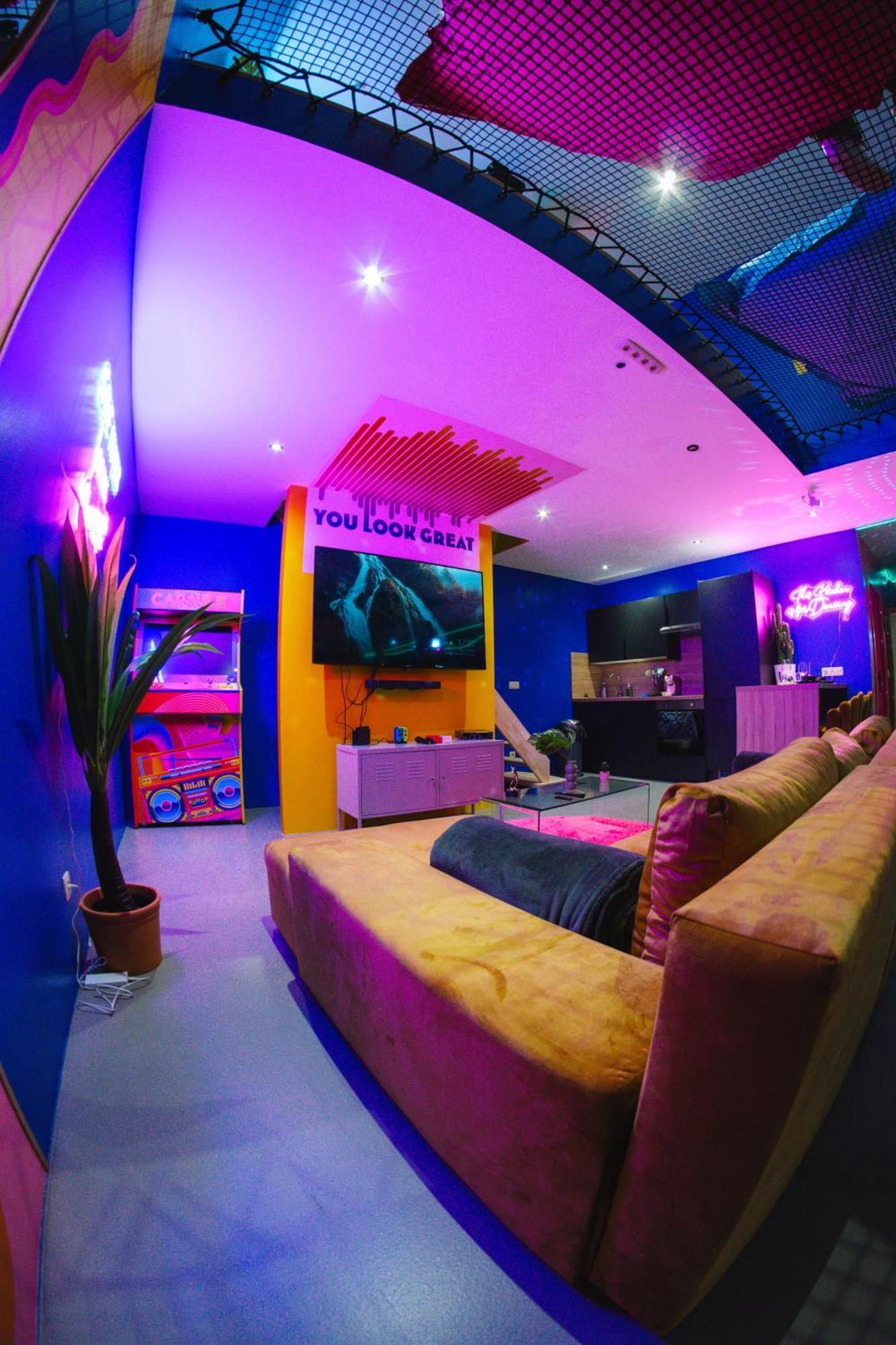 Capsule Boogie-Woogie - Jacuzzi - Sauna - Billard - Jeux - Ecran Geant - Filet Suspendu - Netflix La Louvière Eksteriør bilde