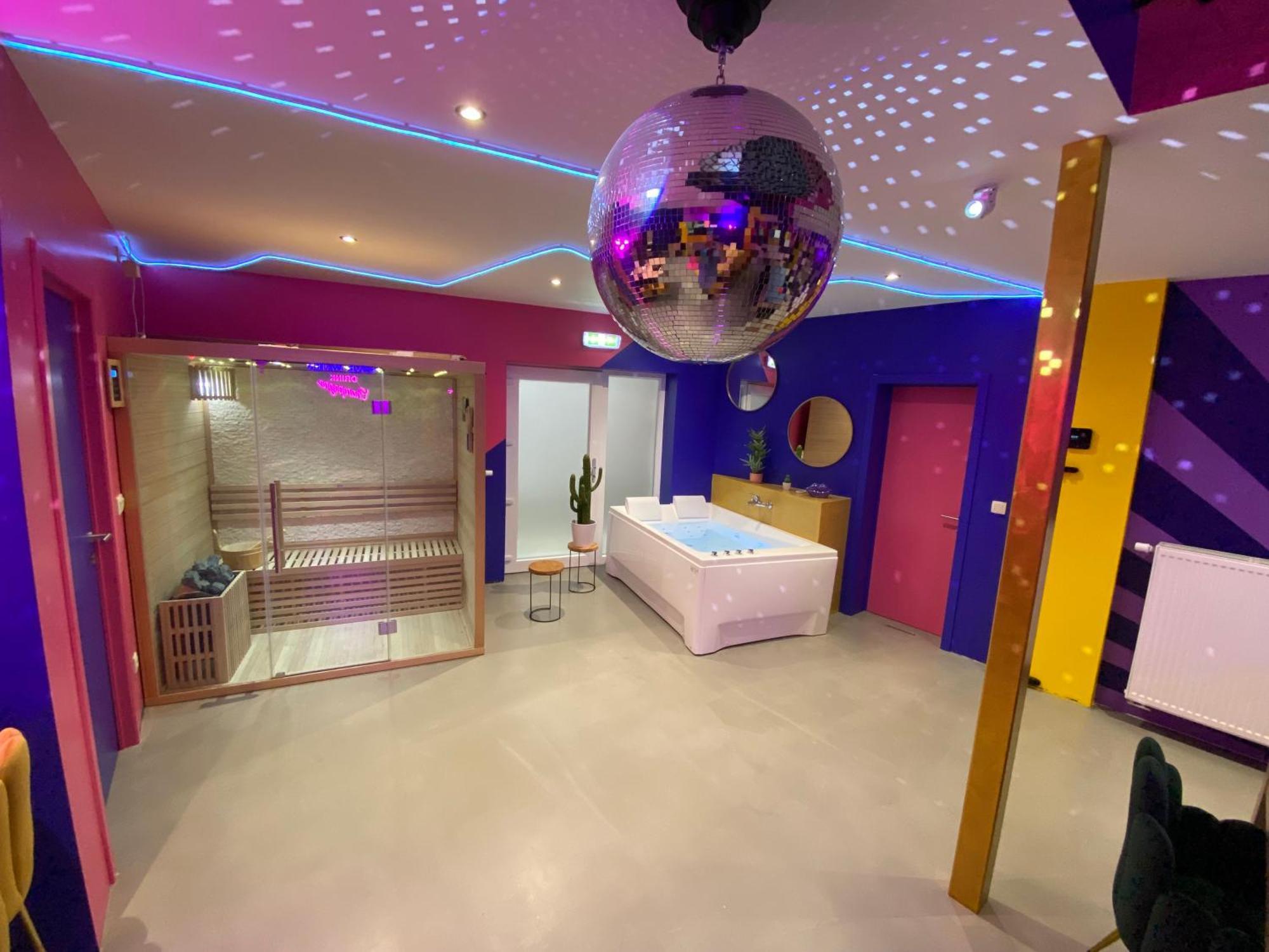 Capsule Boogie-Woogie - Jacuzzi - Sauna - Billard - Jeux - Ecran Geant - Filet Suspendu - Netflix La Louvière Eksteriør bilde